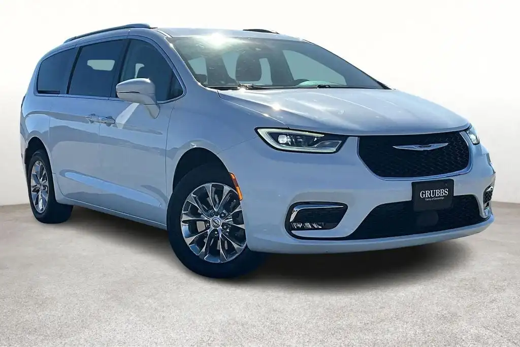 2021 Chrysler Pacifica Touring L's photo