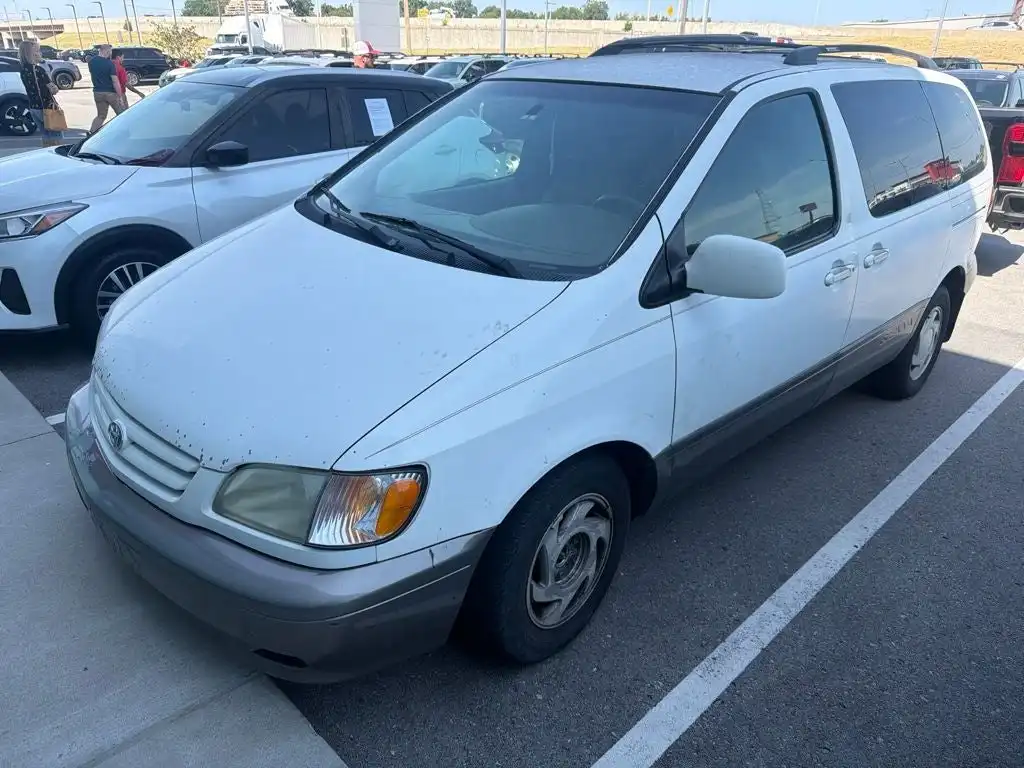 2003 Toyota Sienna LE's photo
