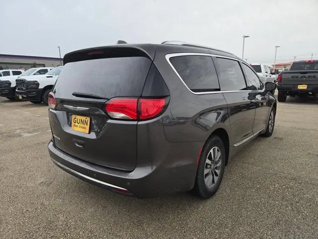 2020 Chrysler Pacifica Touring L Plus photo 3