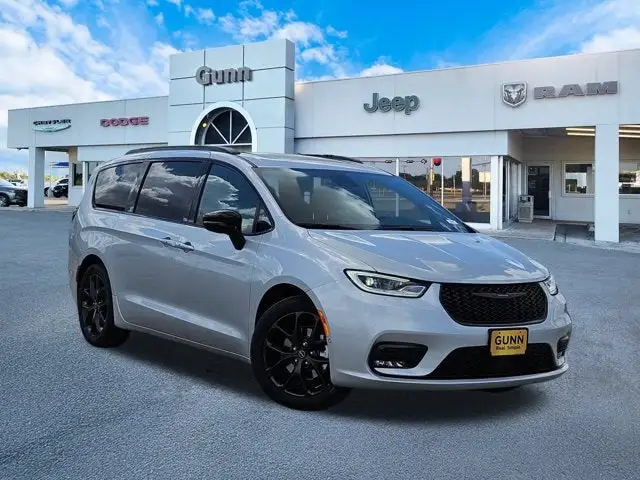 2026 Chrysler Pacifica Limited's photo