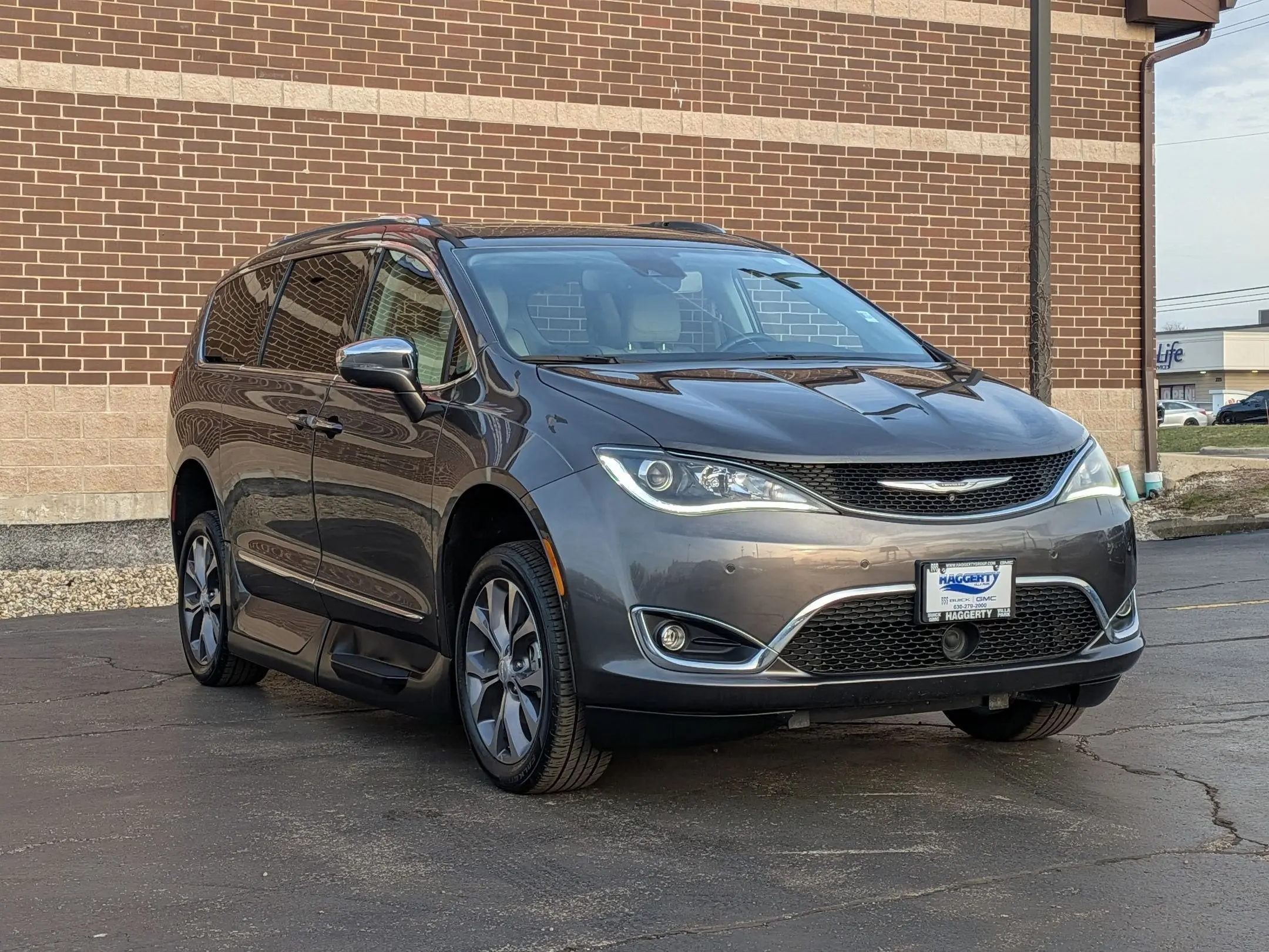 2017 Chrysler Pacifica Limited photo 3