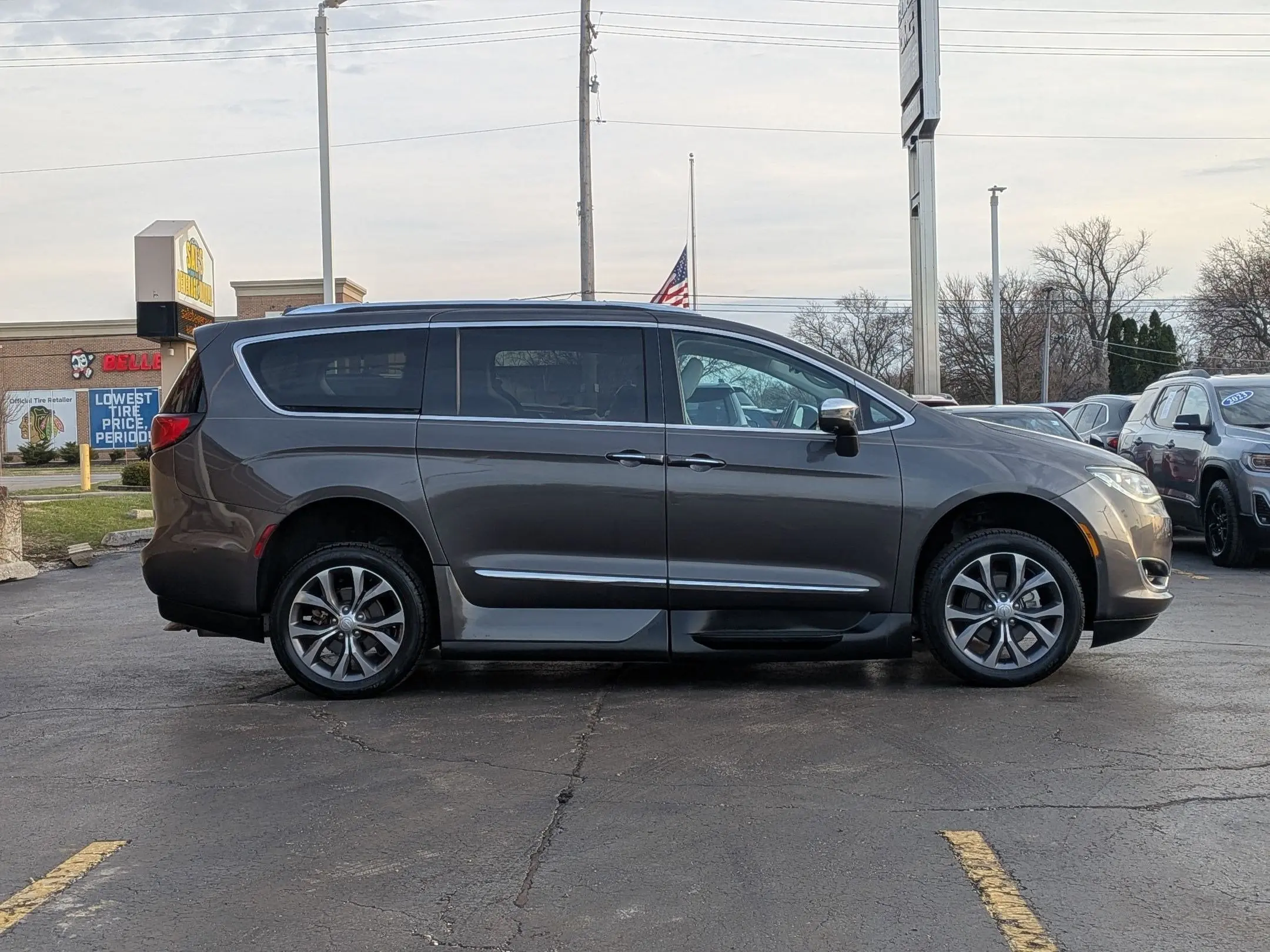2017 Chrysler Pacifica Limited photo 4
