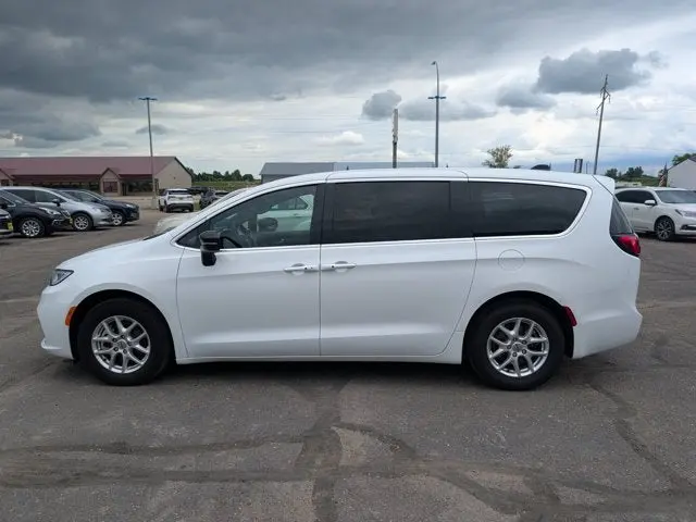 2025 Chrysler Pacifica Select photo 5