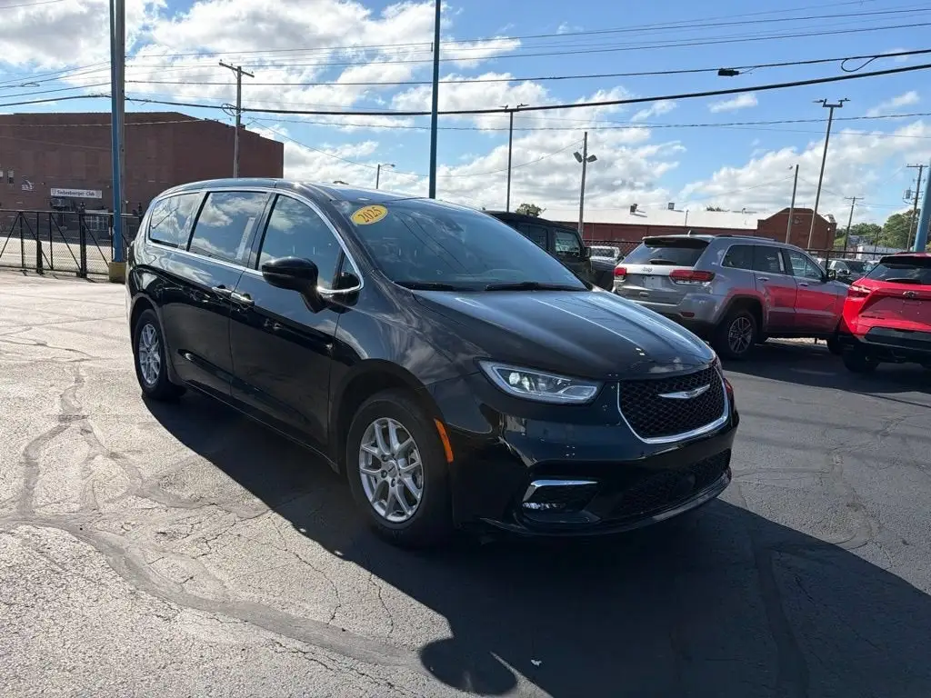 2025 Chrysler Pacifica Select photo 1