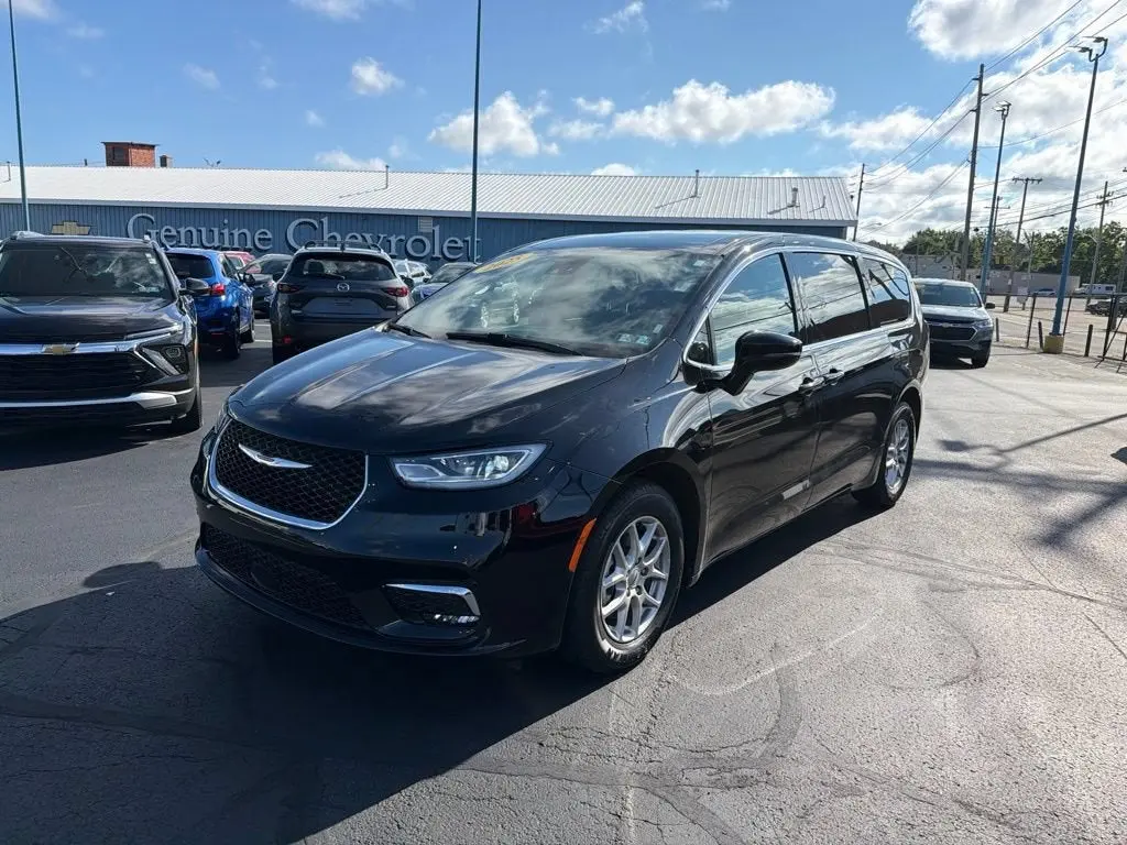 2025 Chrysler Pacifica Select photo 3
