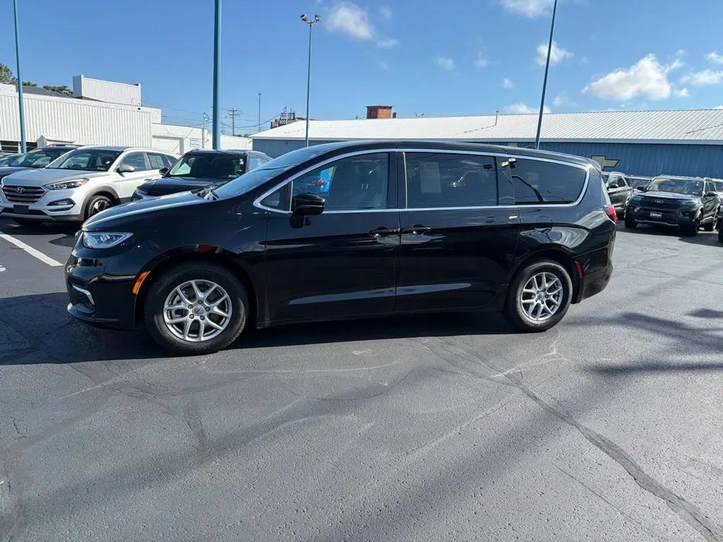2025 Chrysler Pacifica Select photo 4