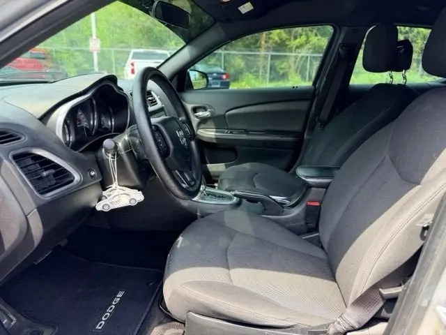 2013 Dodge Avenger SE photo 5