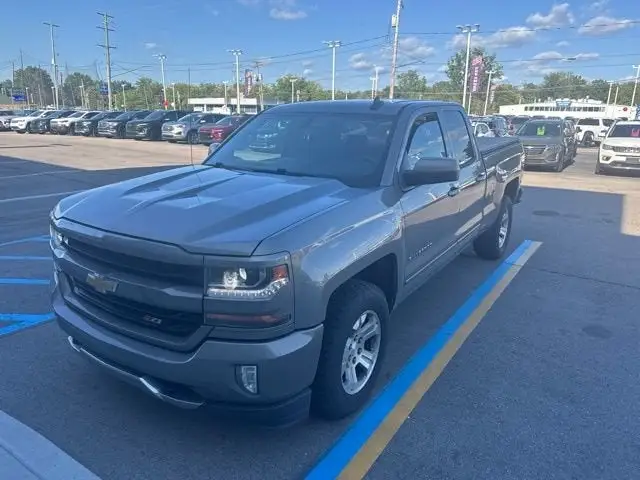 2017 Chevrolet Silverado 1500 LT Z71 4X4 Double Cab Std Box photo 1
