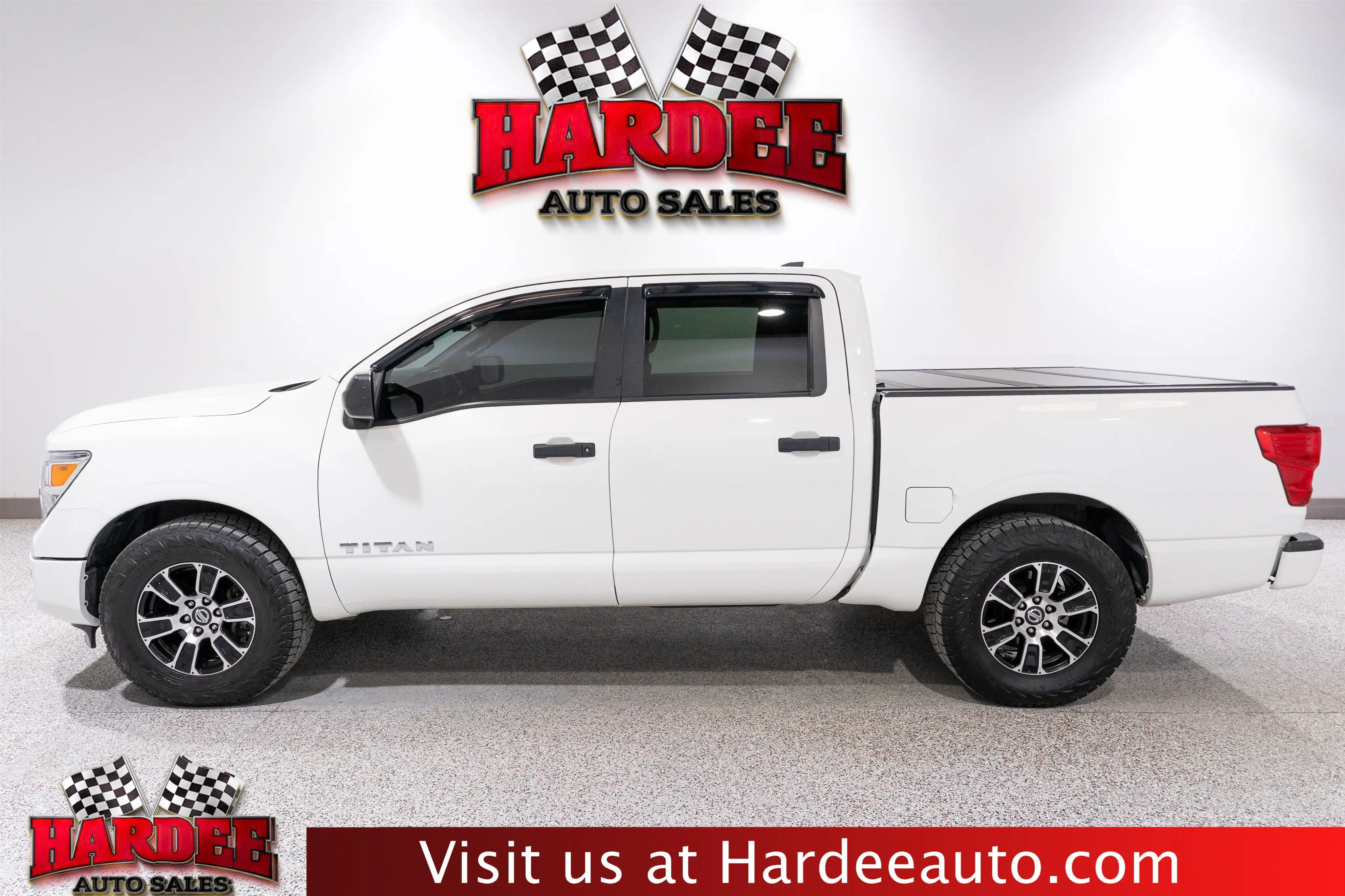 2022 Nissan Titan SV 4X2 Crew Cab's photo