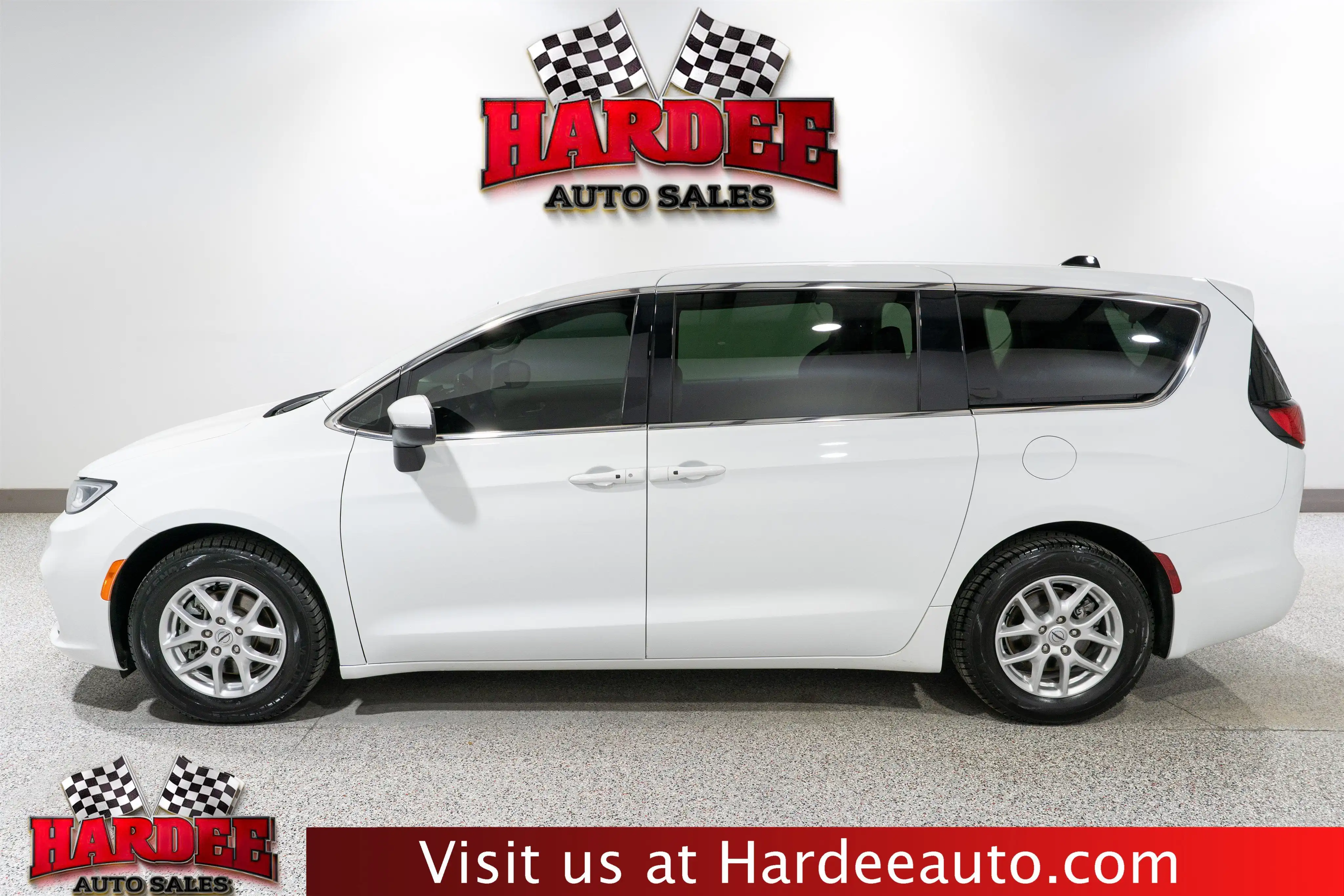 2023 Chrysler Pacifica Touring L's photo