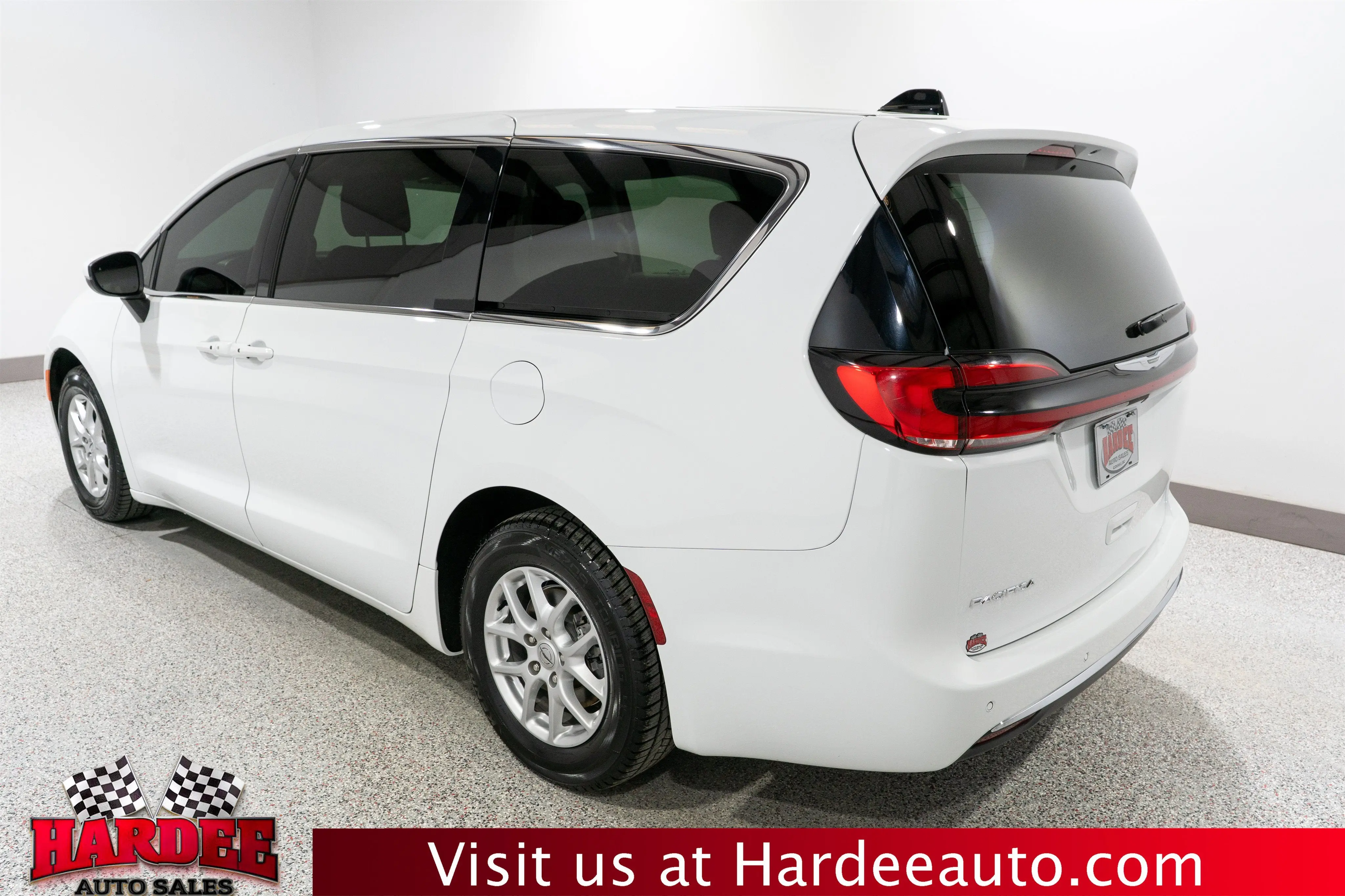 2023 Chrysler Pacifica Touring L photo 3