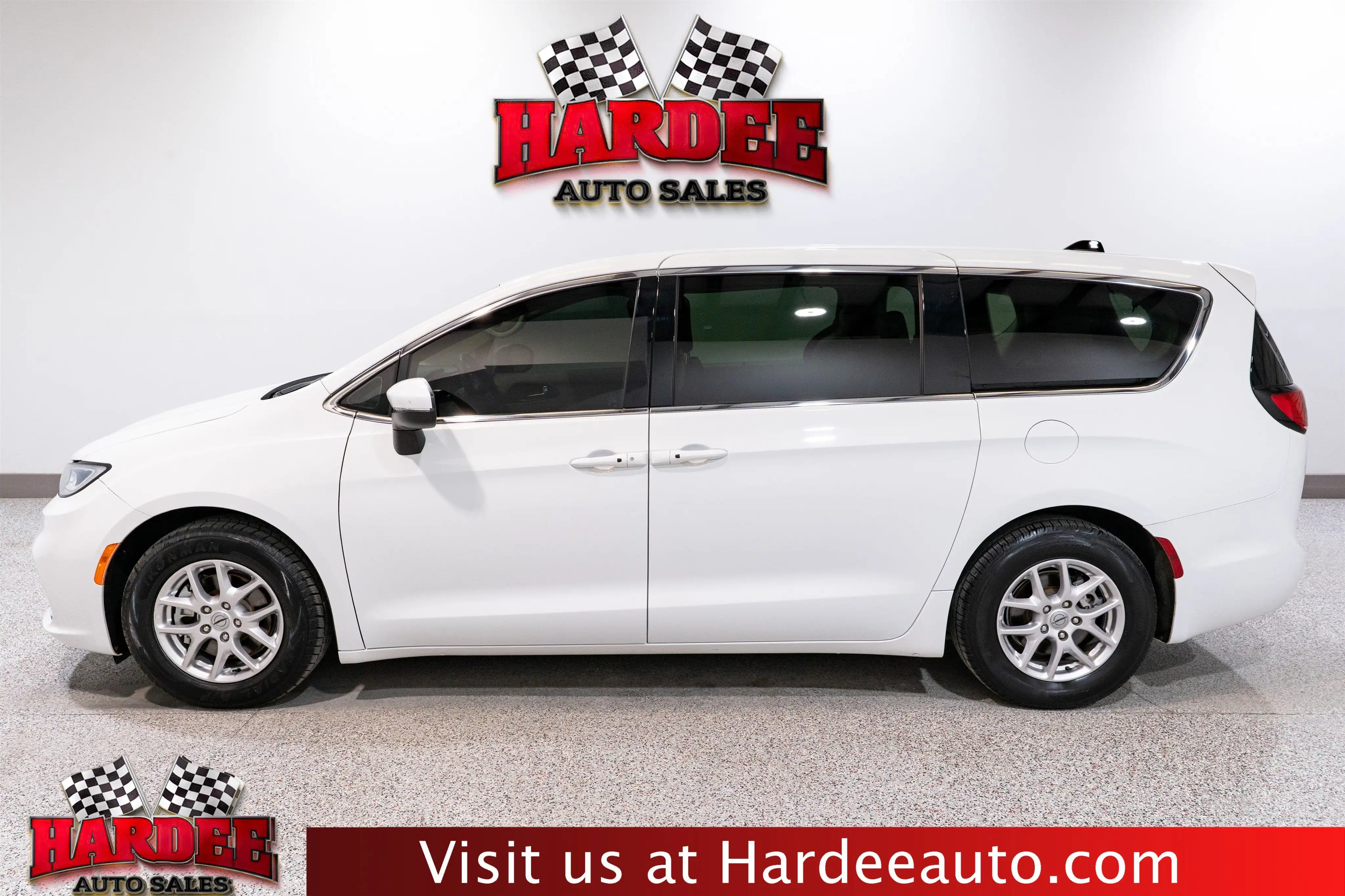 2023 Chrysler Pacifica Touring L's photo