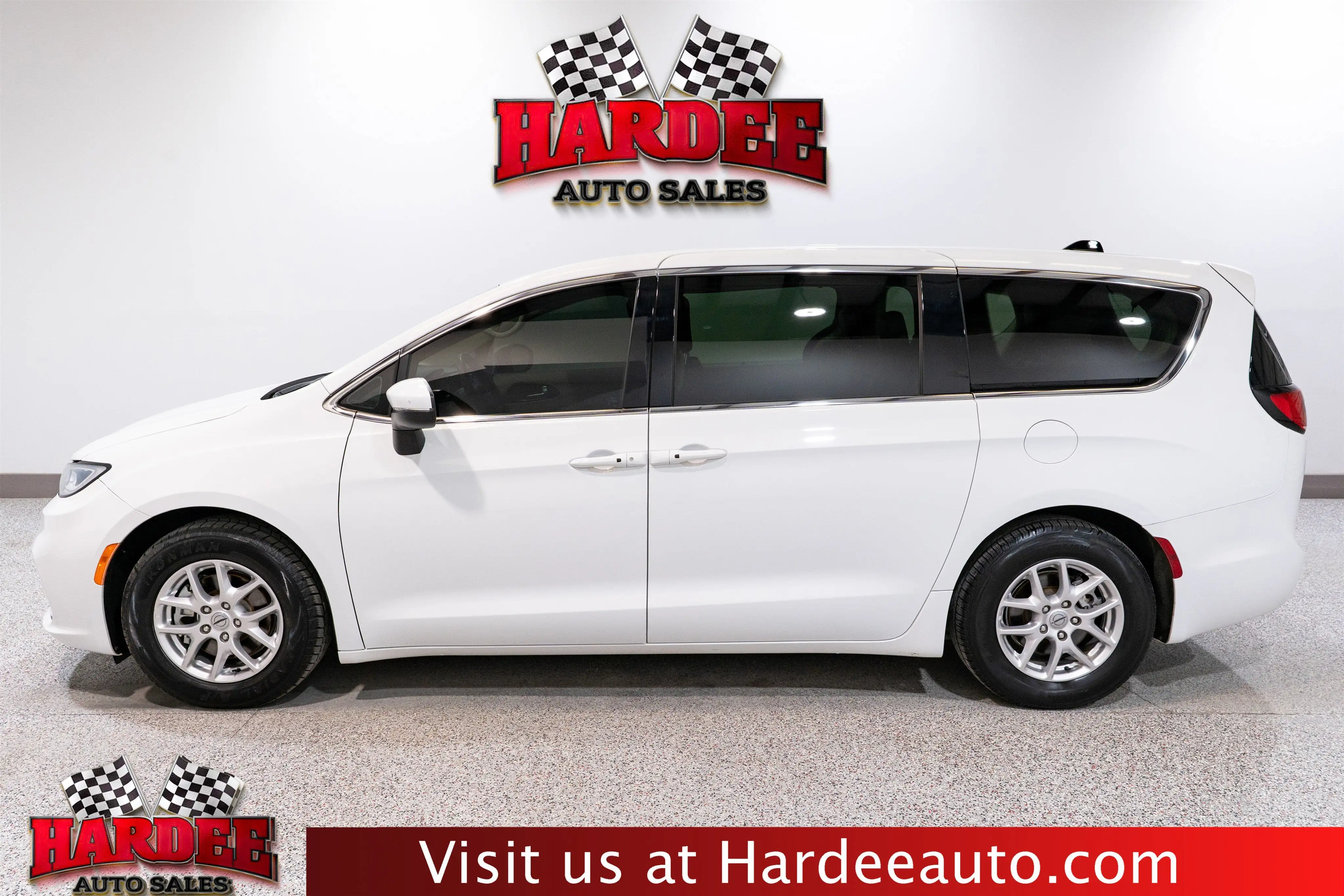 2023 Chrysler Pacifica Touring L's photo