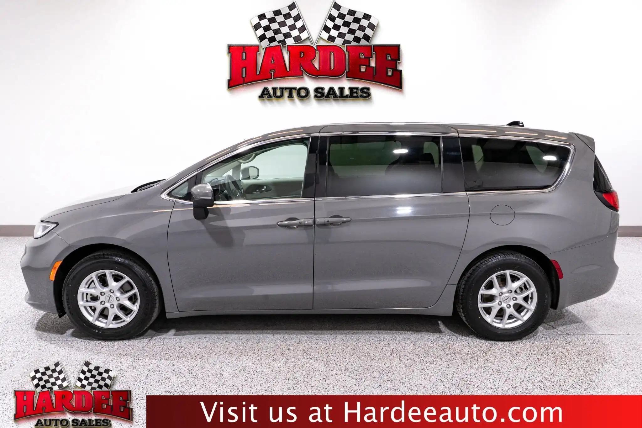 2023 Chrysler Pacifica Touring L's photo