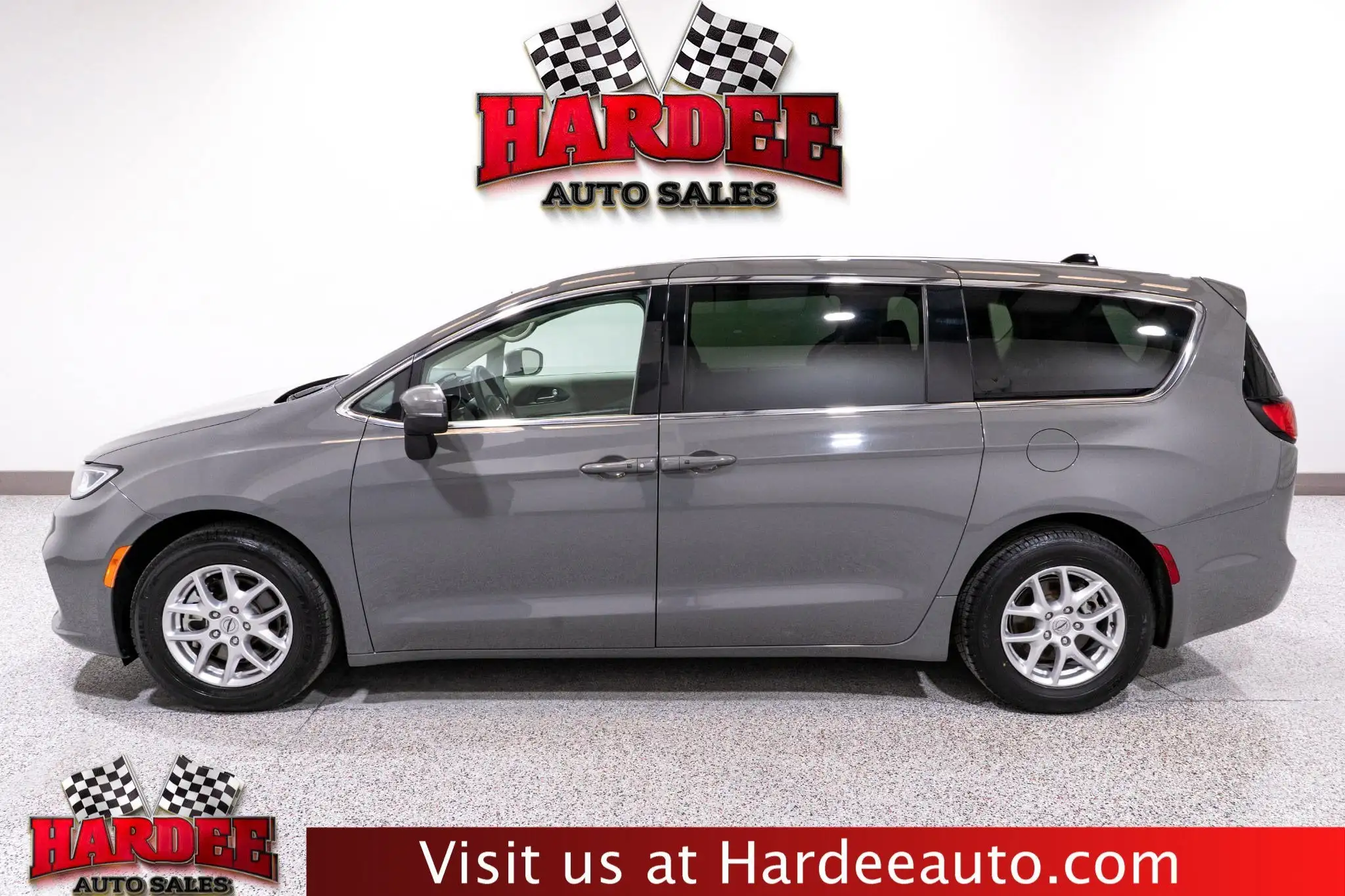 2023 Chrysler Pacifica Touring L's photo