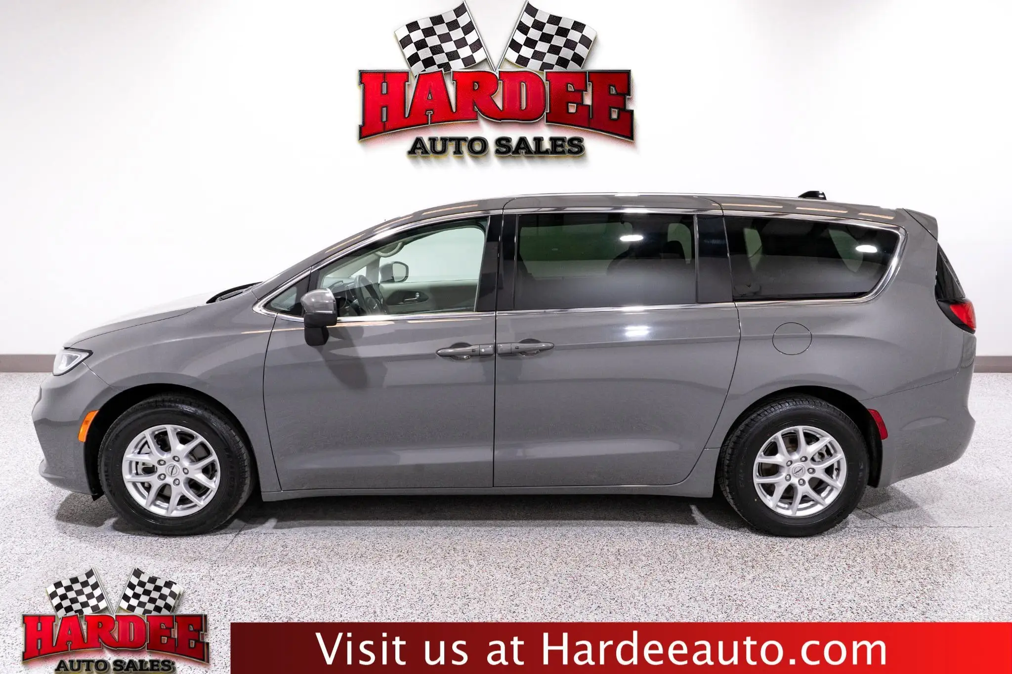 2023 Chrysler Pacifica Touring L photo 1