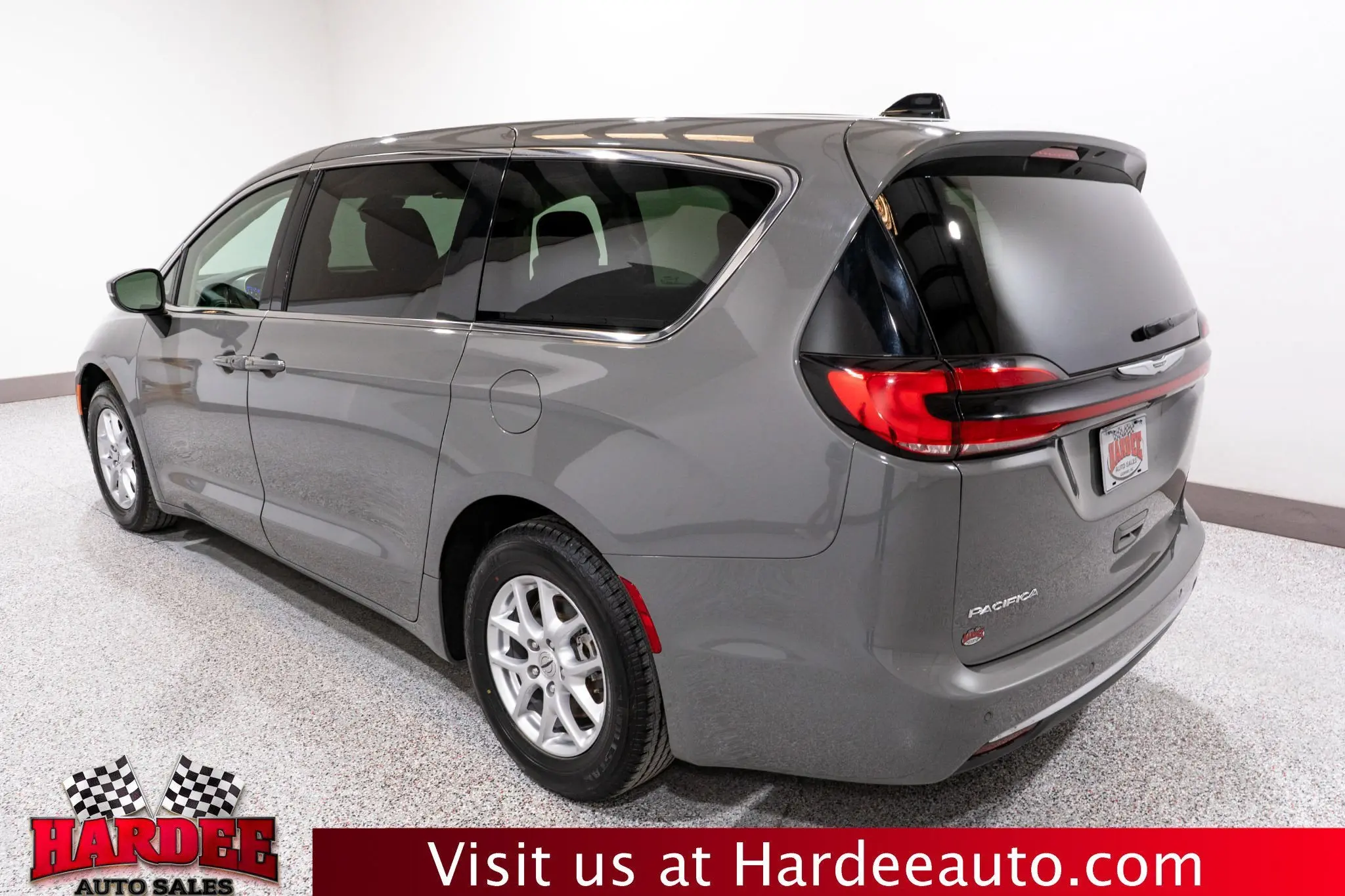 2023 Chrysler Pacifica Touring L photo 3