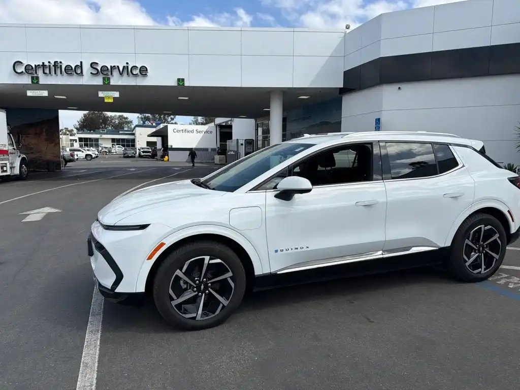 2024 Chevrolet Equinox EV 2LT FWD's photo