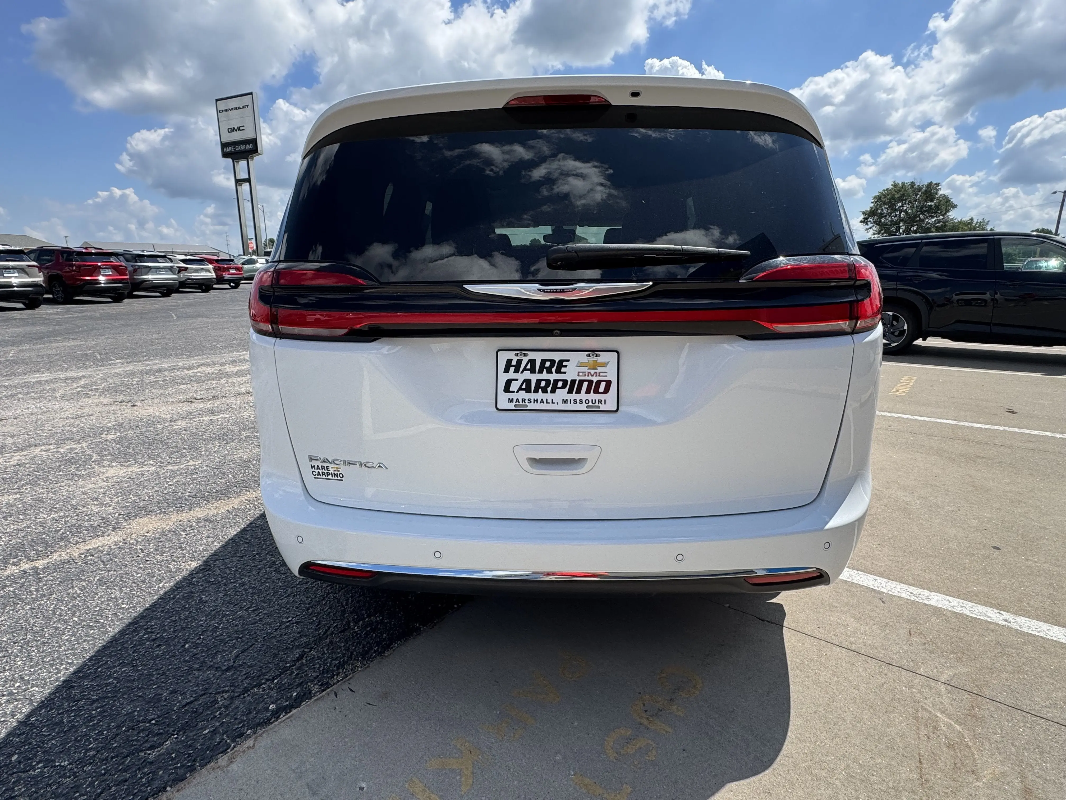 2023 Chrysler Pacifica Touring L photo 3