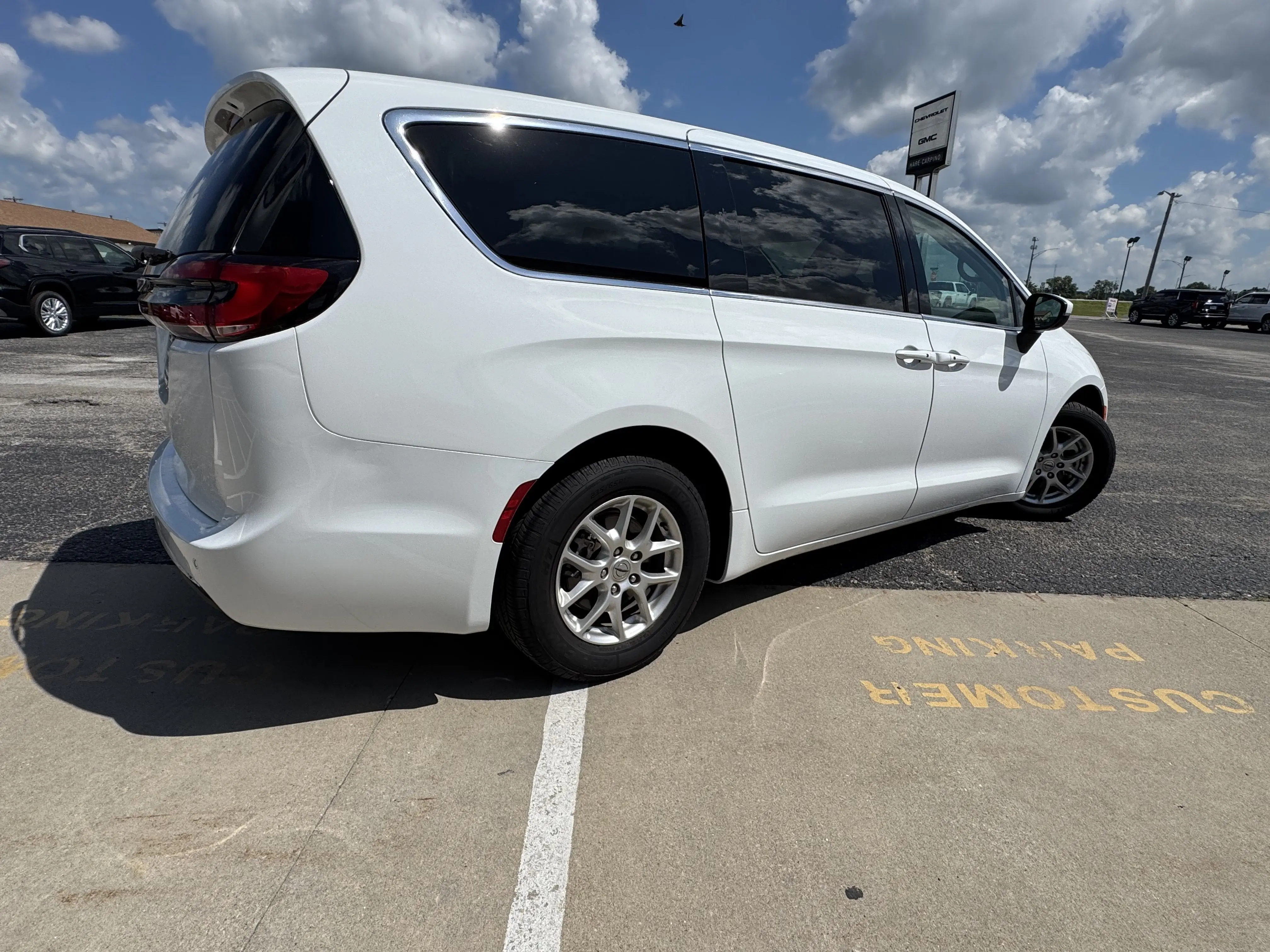 2023 Chrysler Pacifica Touring L photo 4