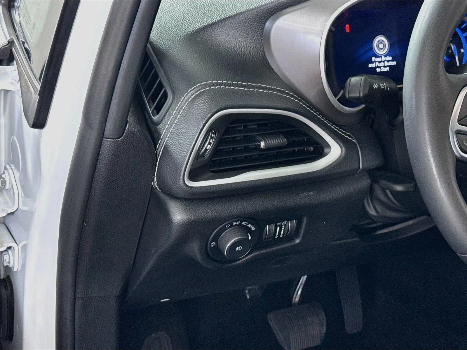 2025 Chrysler Pacifica Hybrid Select PHEV photo 4