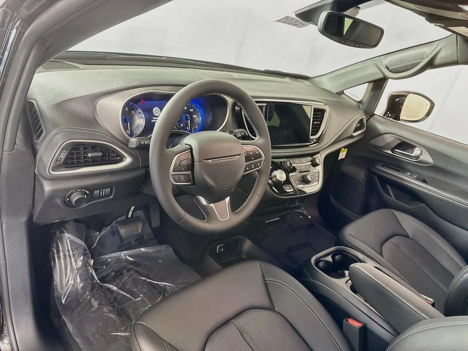 2027 Chrysler Pacifica Select photo 3