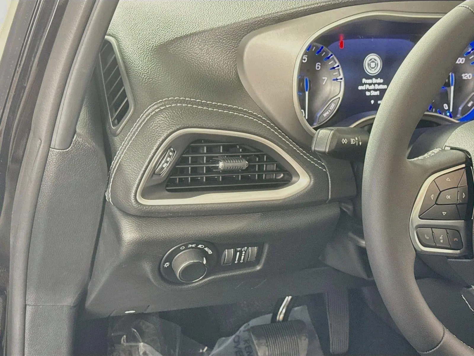 2027 Chrysler Pacifica Select photo 4