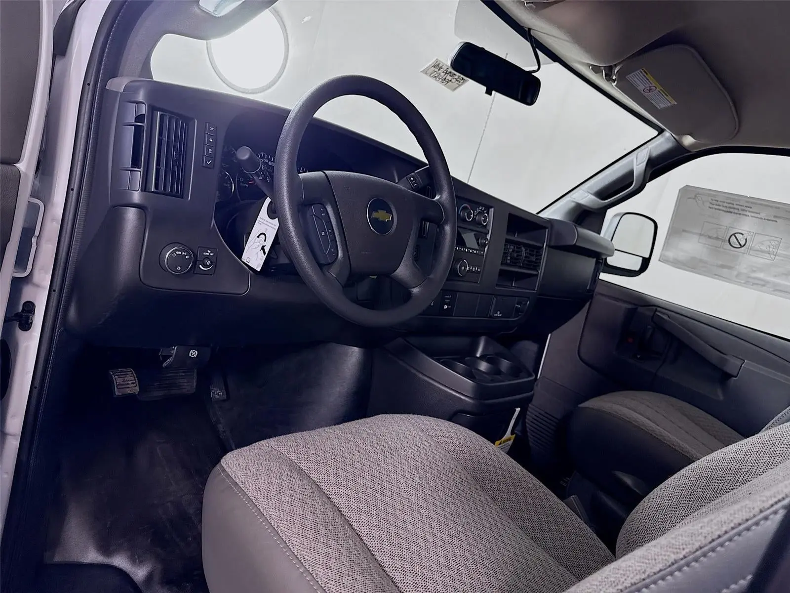 2026 Chevrolet Express 2500 Work Van HD photo 3