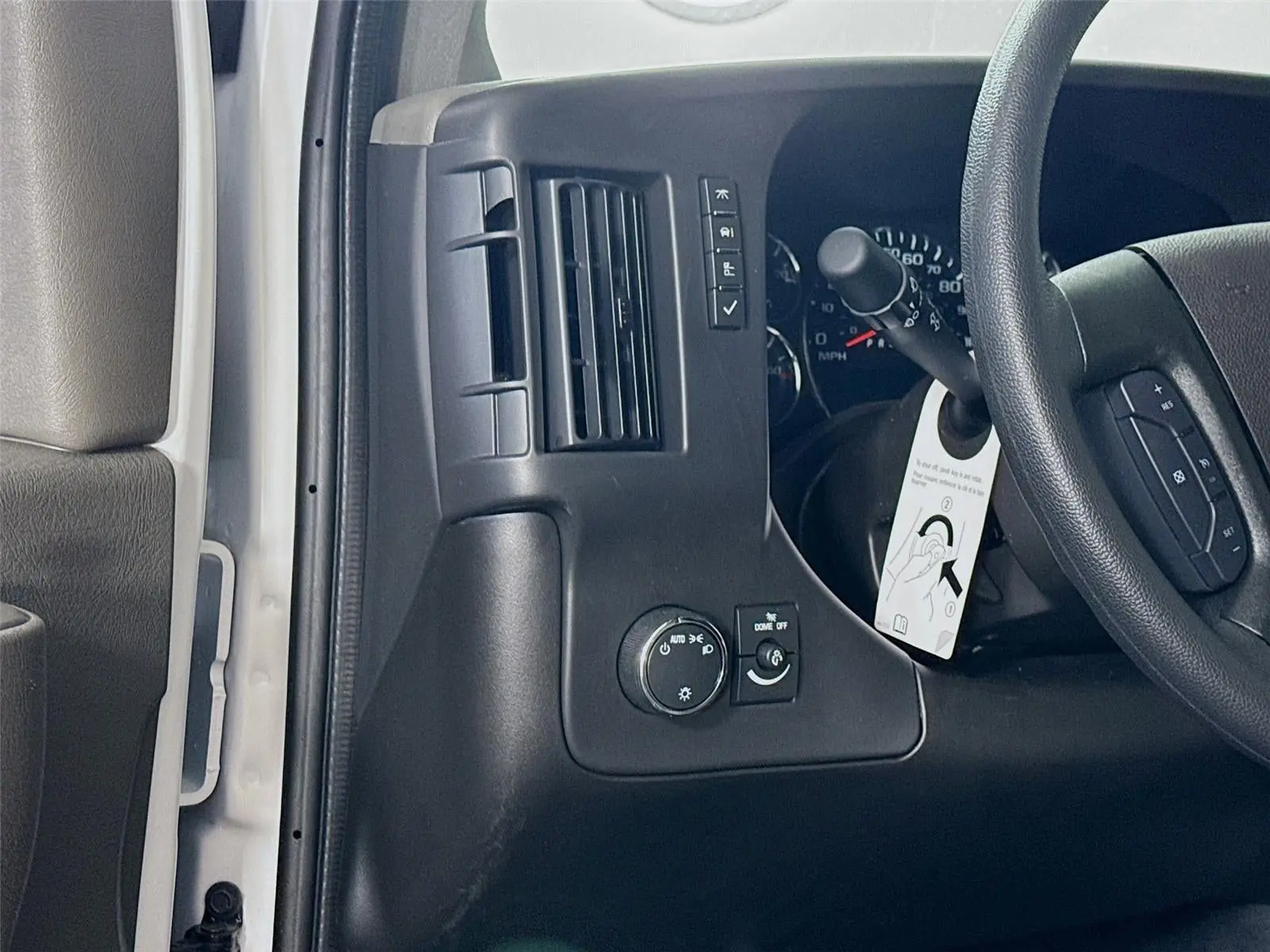 2026 Chevrolet Express 2500 Work Van HD photo 4