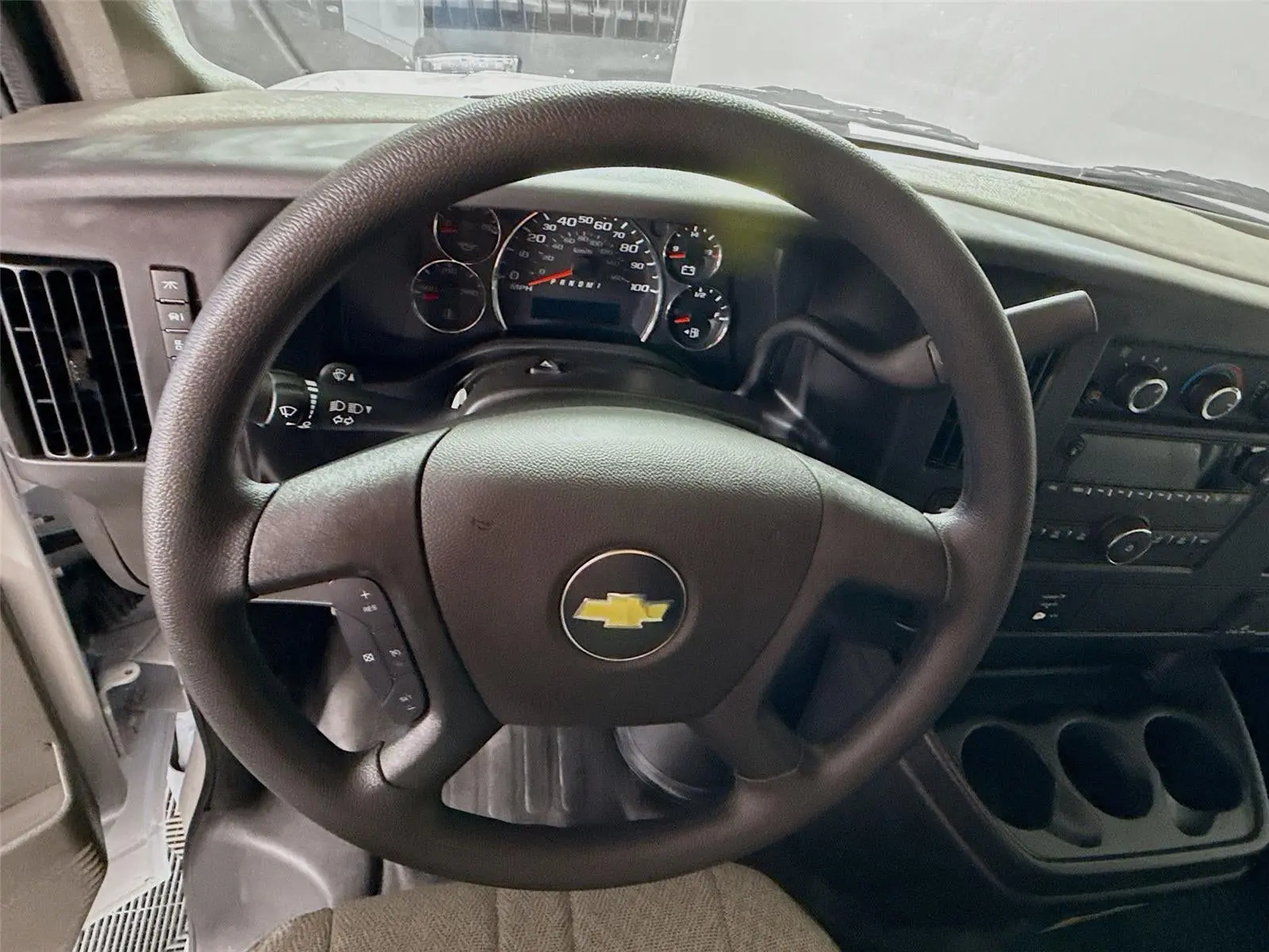 2026 Chevrolet Express 2500 Work Van HD photo 5