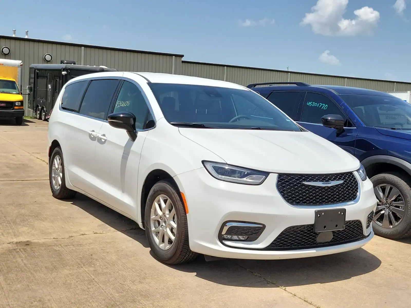2026 Chrysler Pacifica Select's photo