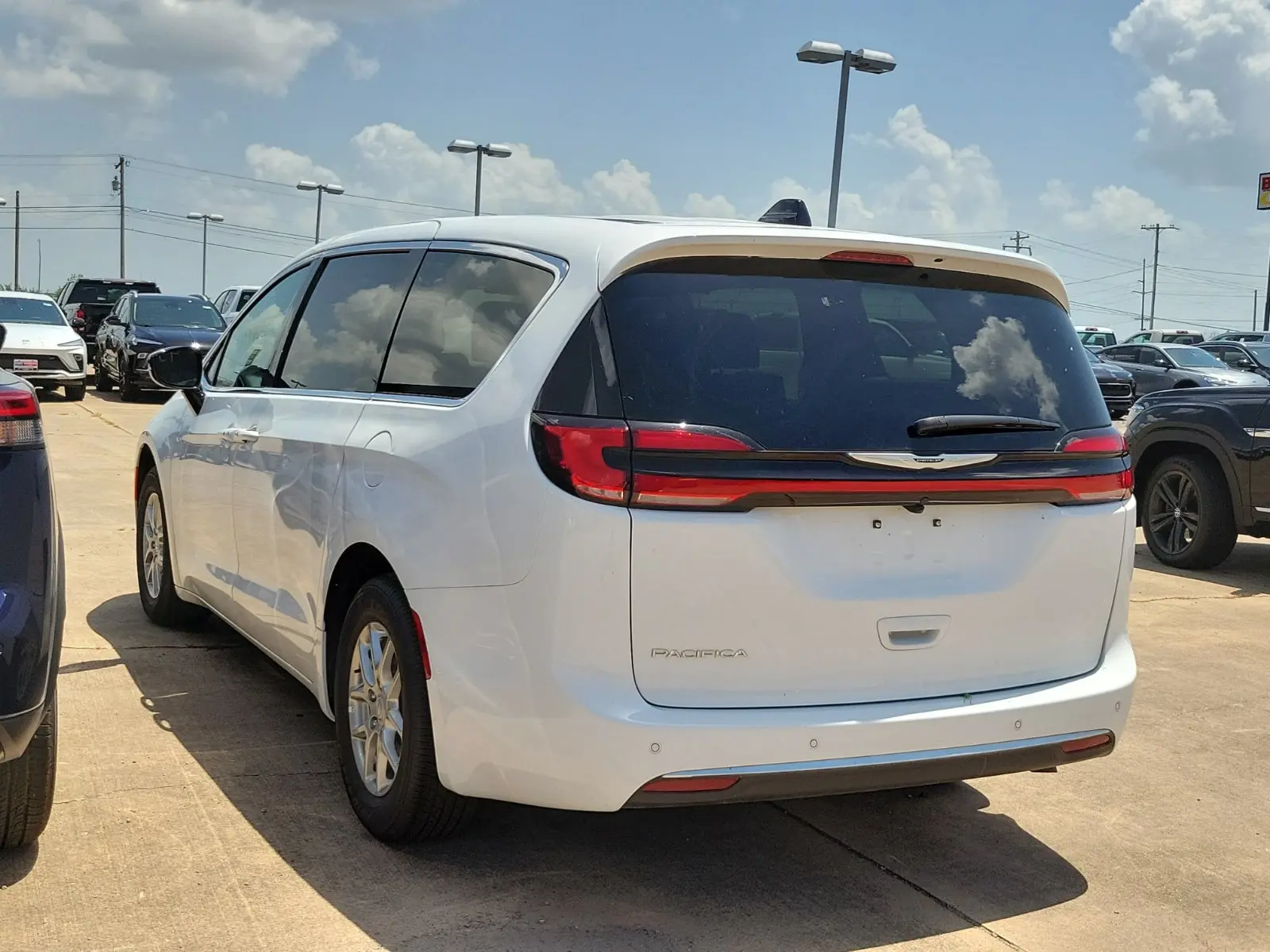 2026 Chrysler Pacifica Select photo 3