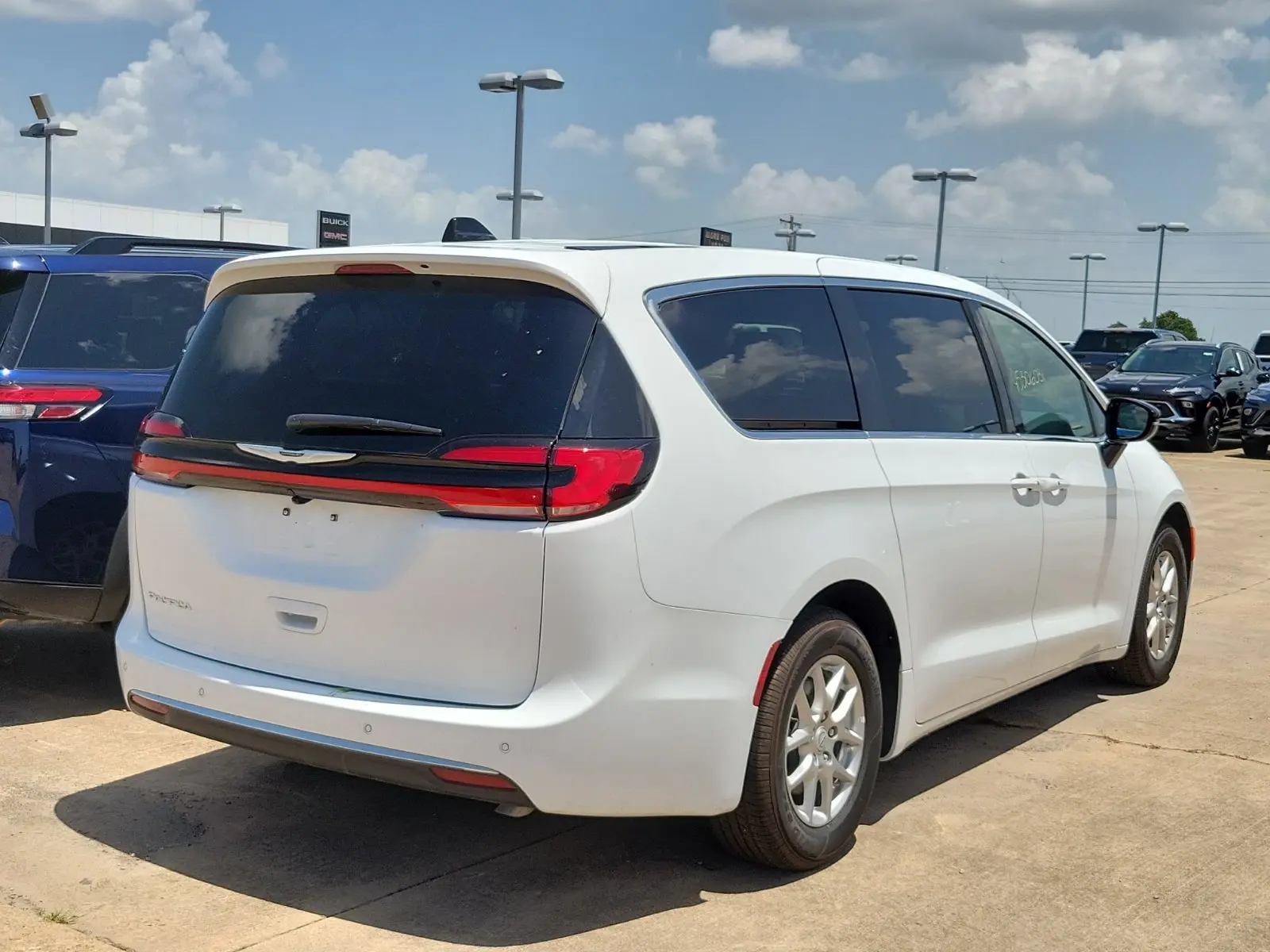 2026 Chrysler Pacifica Select photo 4