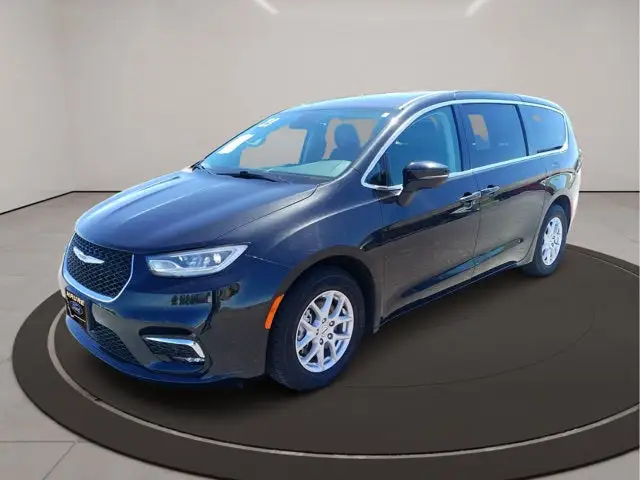 2023 Chrysler Pacifica Touring L photo 1