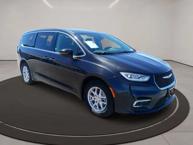 2023 Chrysler Pacifica Touring L photo 3