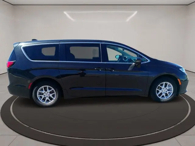 2023 Chrysler Pacifica Touring L photo 4