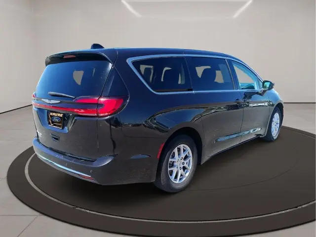 2023 Chrysler Pacifica Touring L photo 5
