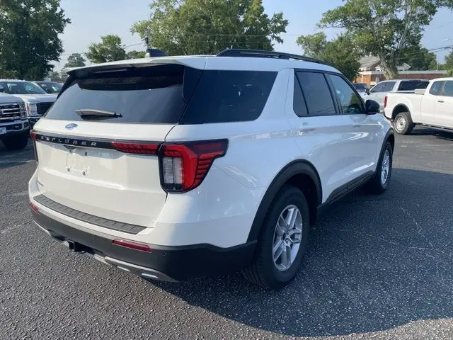 2026 Ford Explorer undefined photo 3
