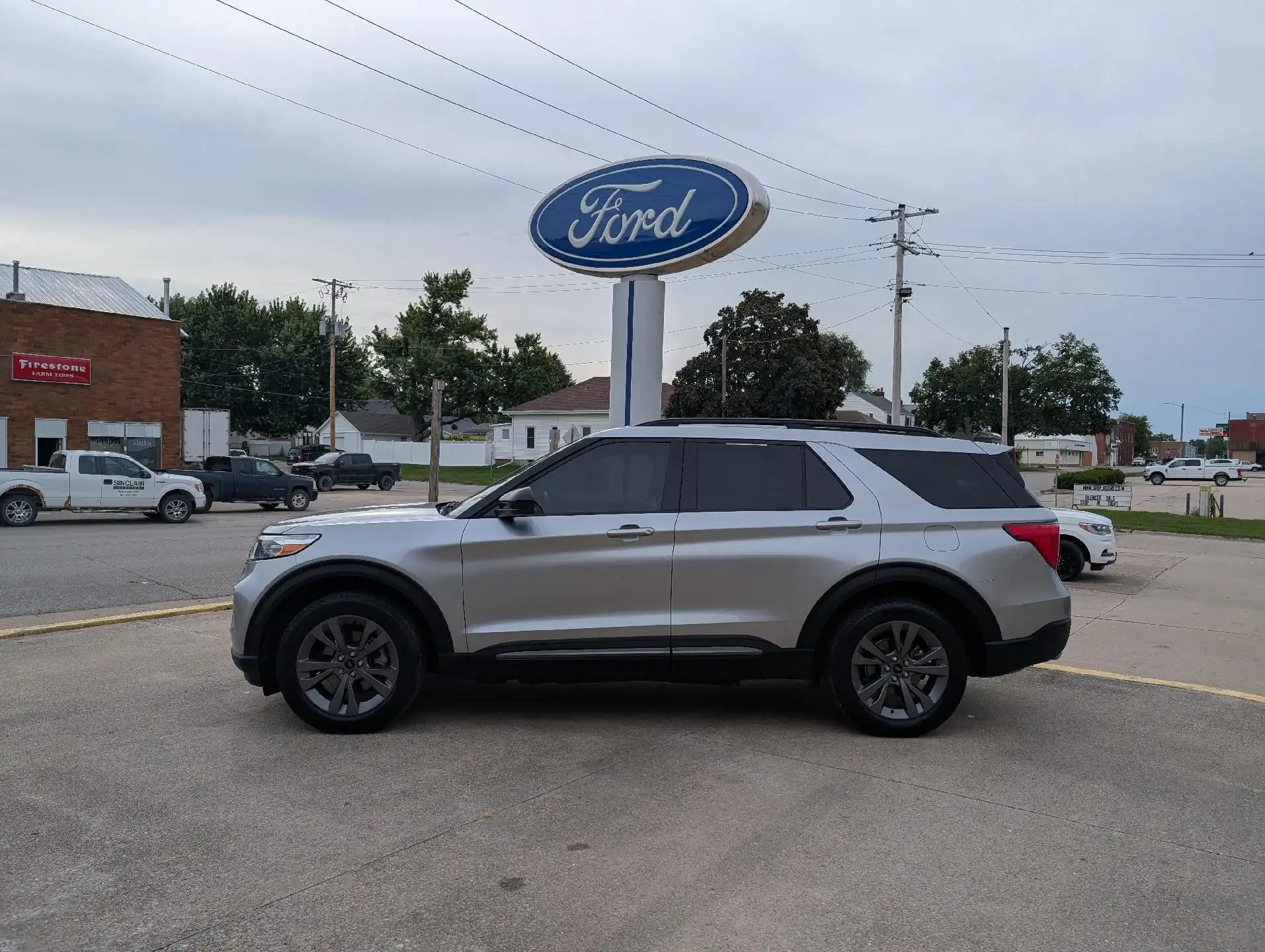 2024 Ford Explorer XLT 4WD's photo