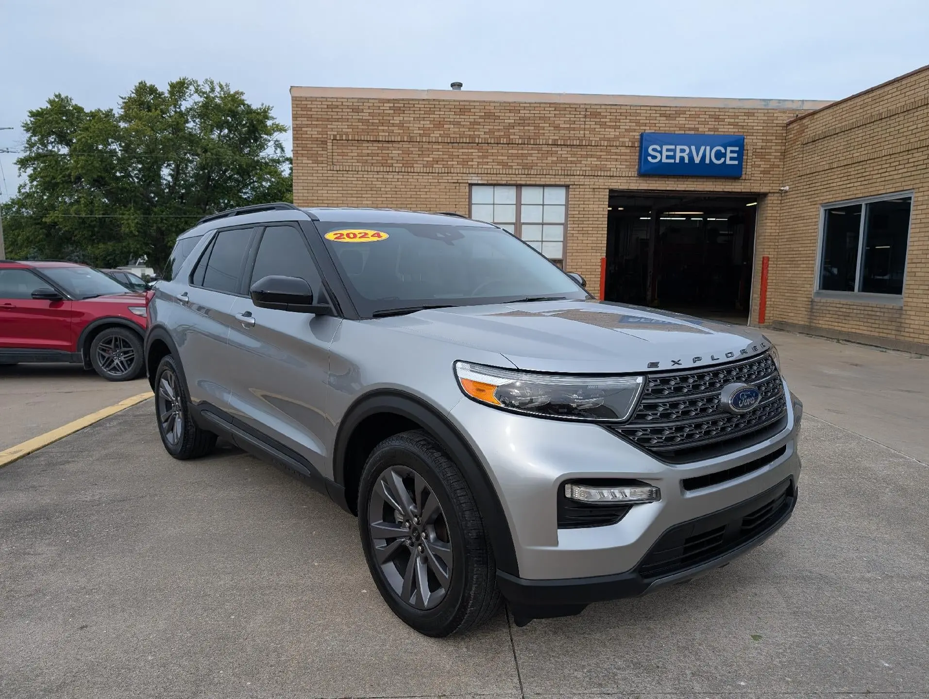 2024 Ford Explorer XLT 4WD photo 4
