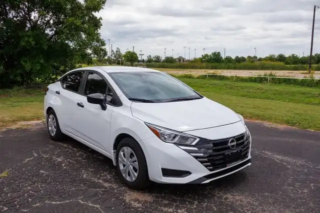 2024 Nissan Versa 1.6 S MT's photo