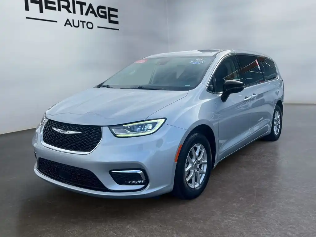 2024 Chrysler Pacifica Touring L's photo