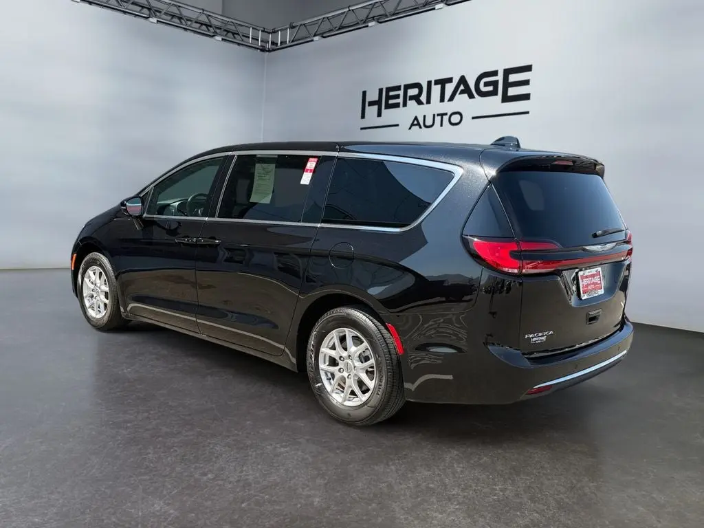 2025 Chrysler Pacifica Select photo 3