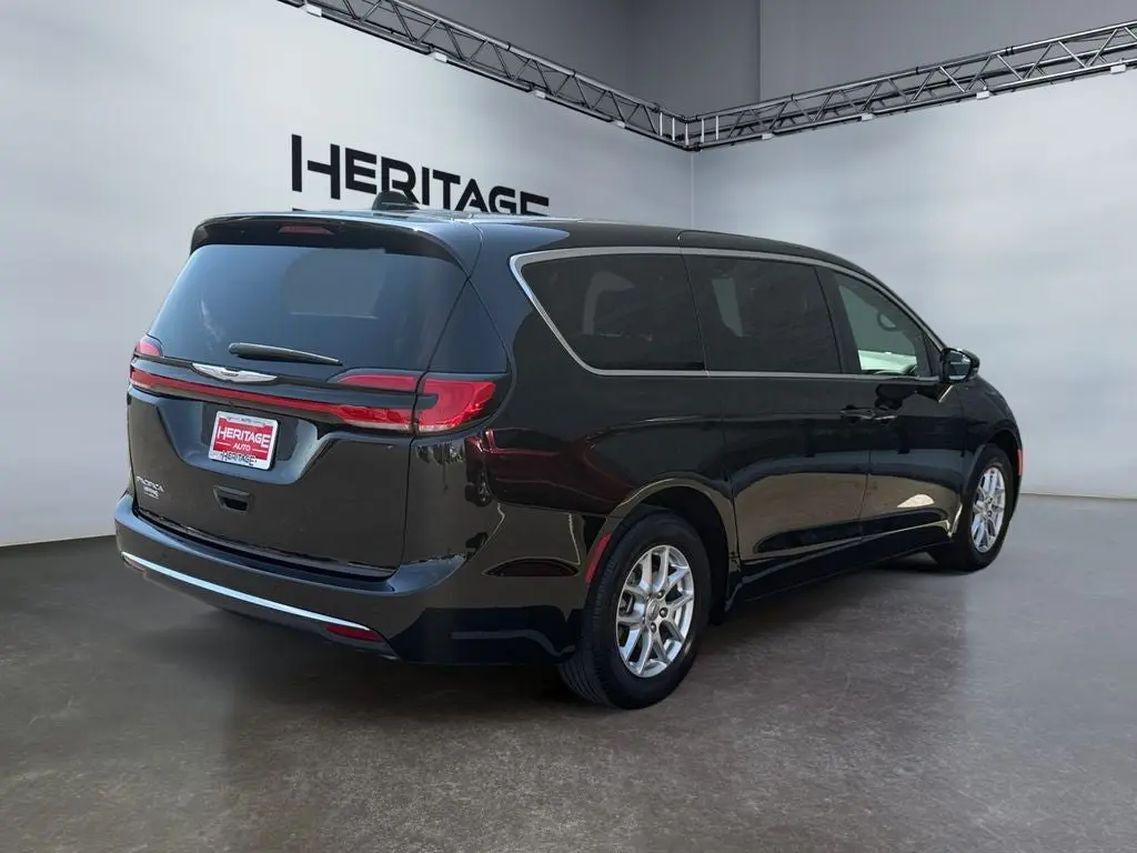 2025 Chrysler Pacifica Select photo 5