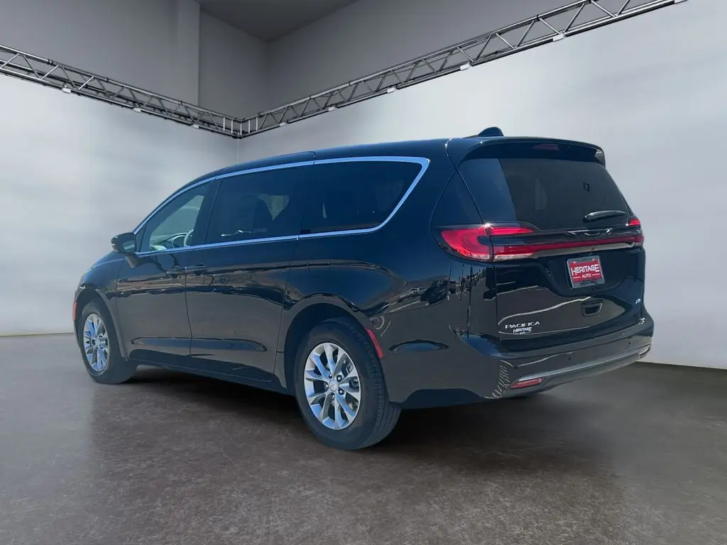 2027 Chrysler Pacifica Select AWD photo 3