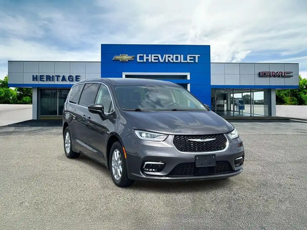 2023 Chrysler Pacifica Touring L's photo