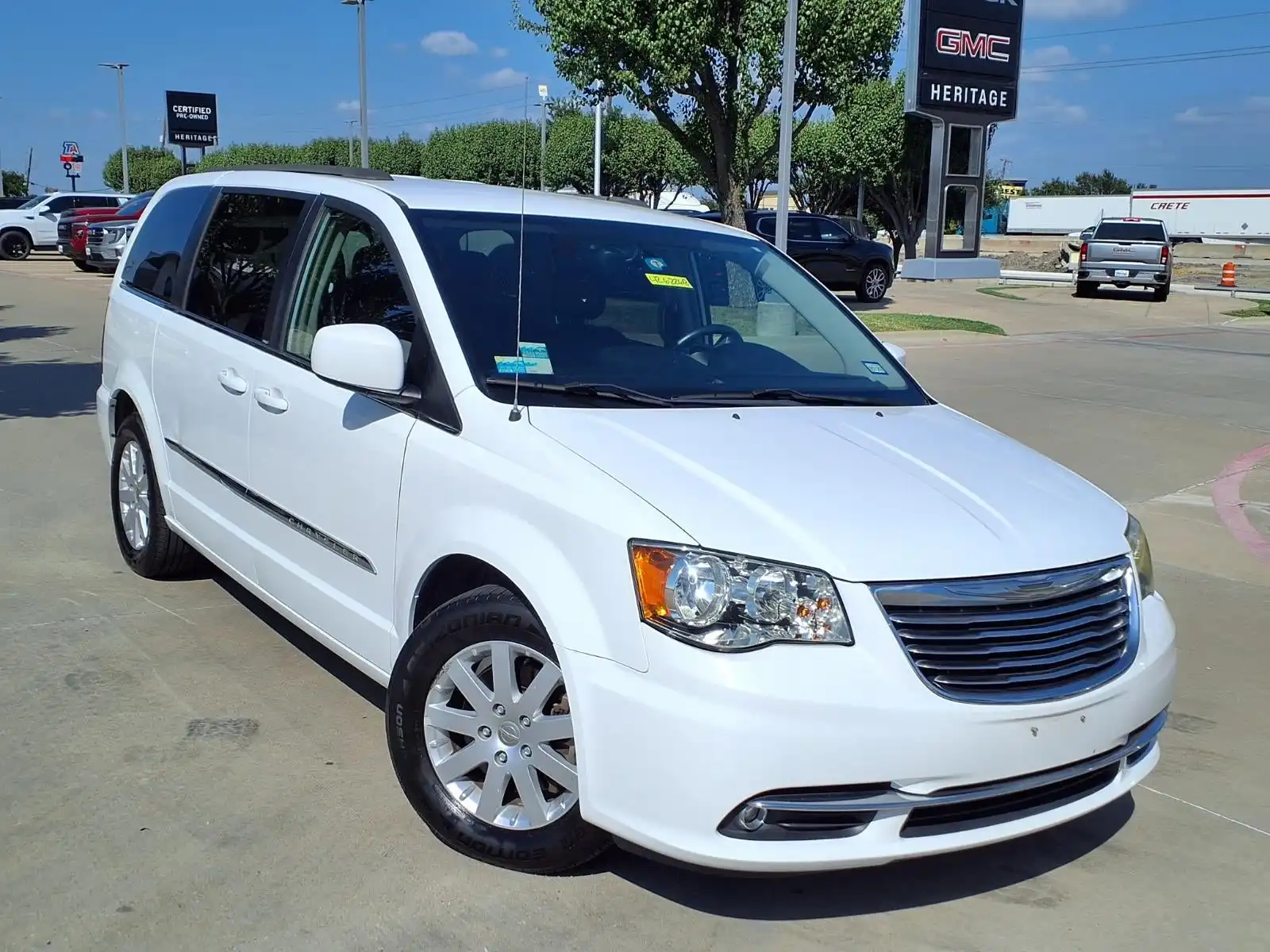 2014 Chrysler Town & Country Touring's photo