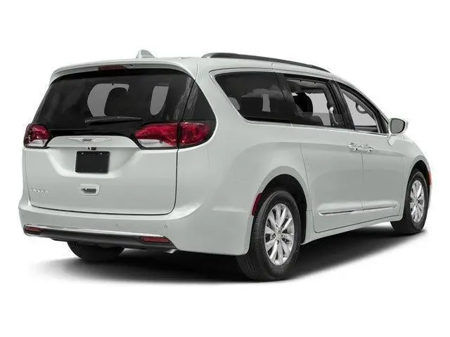 2017 Chrysler Pacifica Touring-L photo 3