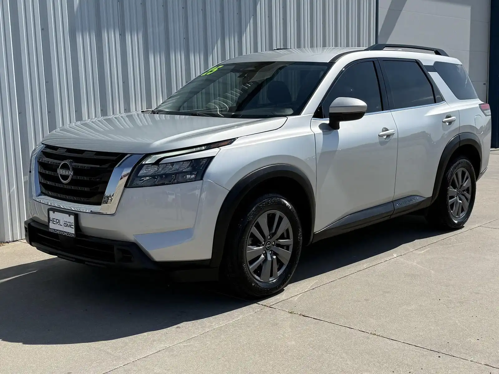 2025 Nissan Pathfinder SV FWD's photo