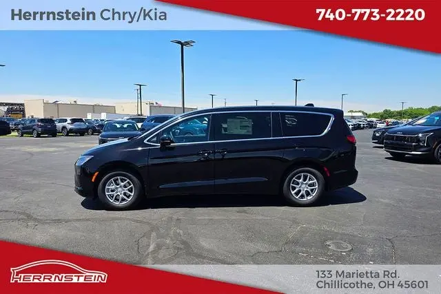 2027 Chrysler Pacifica Select photo 4